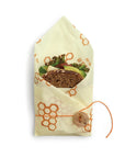 Bee's Wrap -voileipäkääre kauniisti eväsleivän ympärille käärittynä.