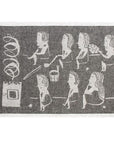 Lapuan kankurit Naisten Sauna -laudeliina koossa 46 x 60 cm, jossa tummanharmaalla pohjalla seitsemän vaaleamman harmaata naishahmoa saunomassa.