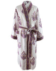 Purple Large Floral Block Print naisten kimonoaamutakki brändiltä Powell Craft, valkoista taustaa vasten.
