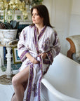 Powell Craftin Purple Large Floral Block Print -kimonoaamutakki kylpyammeeseen nojaavan naisen yllä.