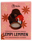 Solan Lempi lemmem -saippua suloisessa vaaleanpunaisessa pahvipakkaksessa, jota koristavat piirretyt punaiset kukat sekä saippuapataa sekoittavat karhu ja punahiuksinen tyttö.