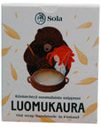 Solan Luomukaura -saippua suloisess vaaleanharmaassa pahvipakkaksessa, jota koristavat piirretyt kauranjyvät sekä saippuapataa sekoittavat karhu ja punahiuksinen tyttö.