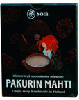 Solan Pakurin Mahti -palasaippua ihanassa tummassa pahvipakkauksessa, jossa piirretyt karhu ja punatukkainen tyttö katselevat saippuapataa.