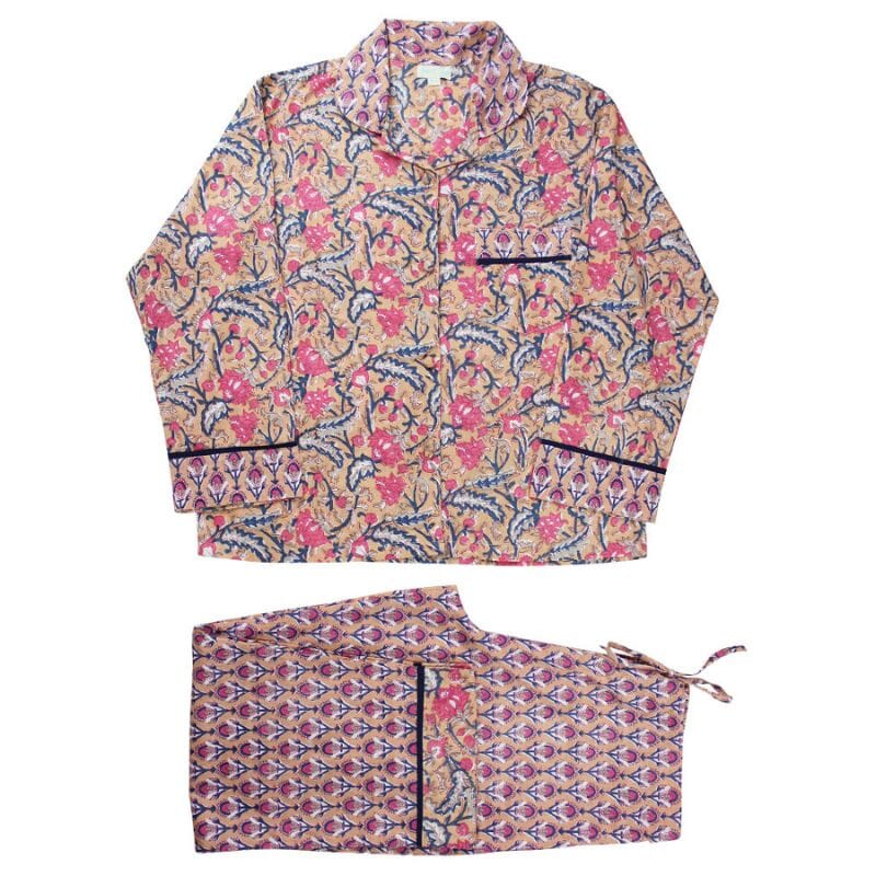 Powell Craftin pyjama viikattuna valkoisella taustalla. Pyjaman kuosissa on aprikoosinsävyisellä pohjalla laivastonsinisiä ja persianpunaisia kukkakuvioita, erilaiset, mutta yhteen sopivat ylä- ja alaosassa. 