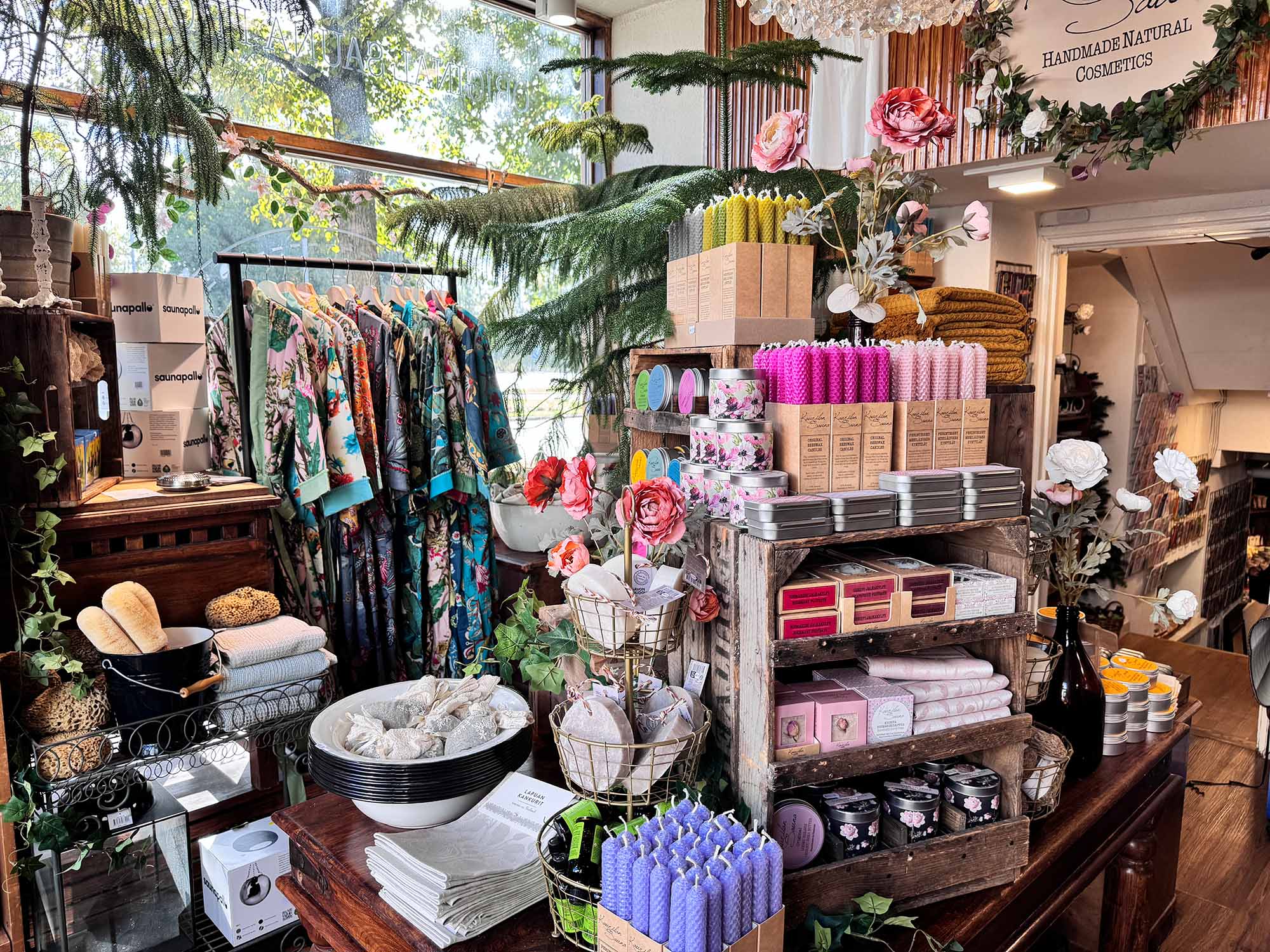 Myymala-vaaka-varikkaat-kynttilat.jpg__PID:00bde7c9-4f99-4804-a99e-24a9b0a8ea4d