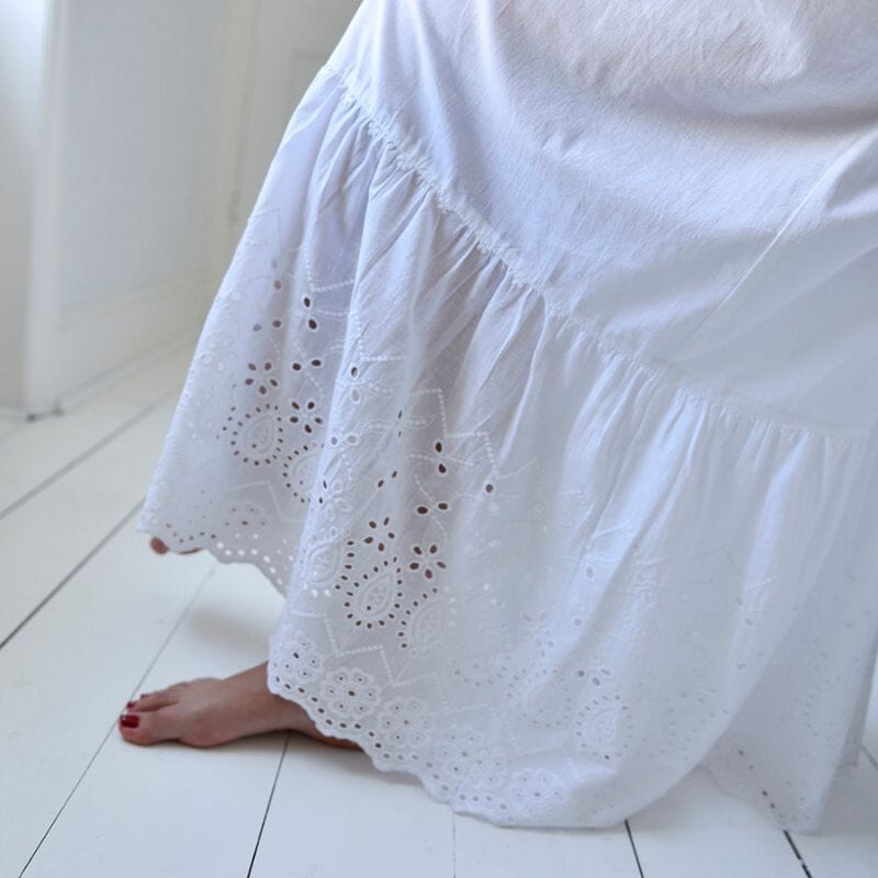 Yksityiskohta Powell Craftin Clarissa-yömekon helmasta, jossa kauniit pitsikoristeet.