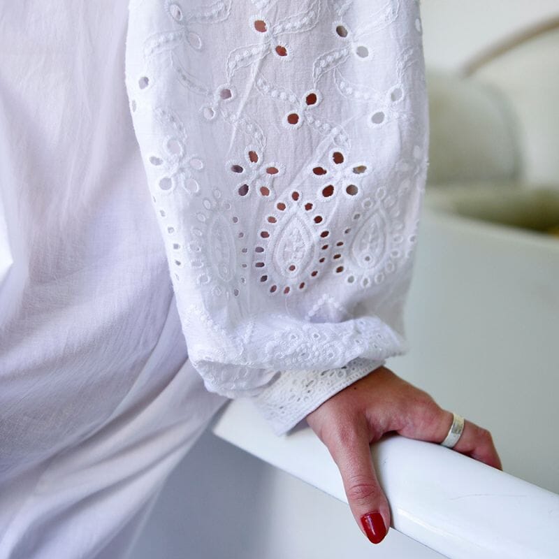 Yksityiskohta Powell Craftin Clarissa-yömekon hihasta, jossa kauniit pitsikirjailut.