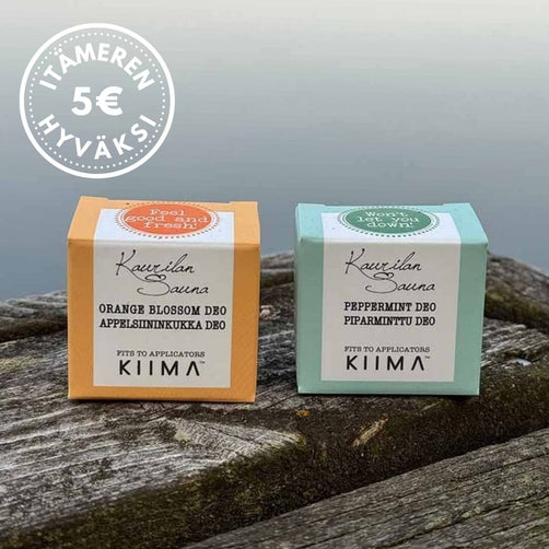 Kaksi Kaurilan sauna X KIIMA -deopalaa laiturinnokassa, tuoksuissa appelsiininkukka ja piparminttu. Vasemmassa yläkulmassa logo, jossa lukee 