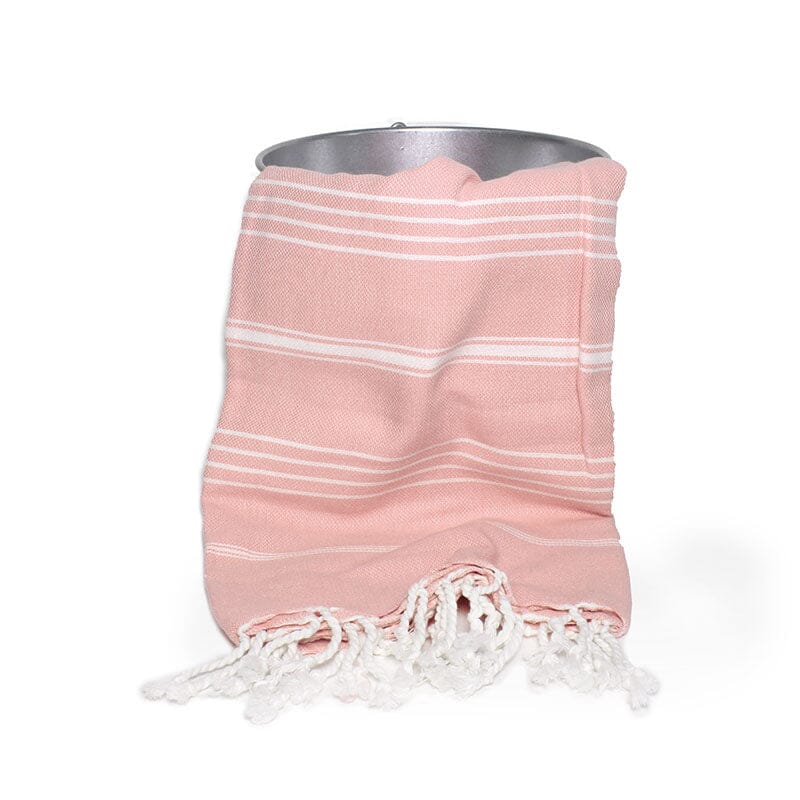 Saunatonttu by Kaurilan saunan Elsan Hamam-pyyheliina sävyssä Pioni, jossa hennon, hieman lämpimänsävyisen vaaleanpunaisella pohjalla harvassa valkoisia raitoja ja päissä valkoiset kierrehapsut.