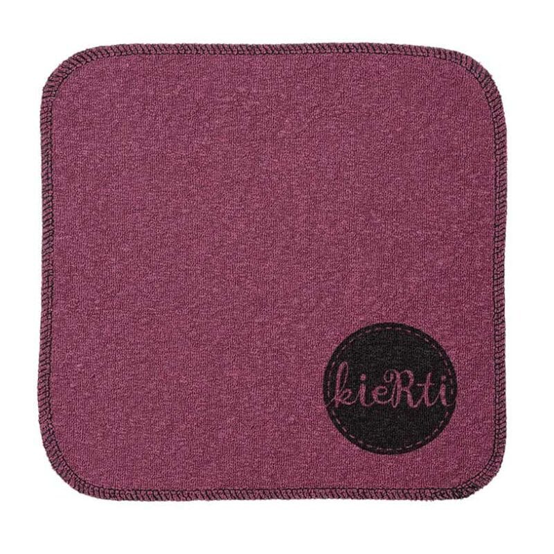 Kiertin Hamppuinen tiskirätti KIS sävyssä Luumu, jossa luumunvärisellä, violetinpunaisella, pohjalla musta pyöreä Kiertin logo oikeassa alakulmassa.