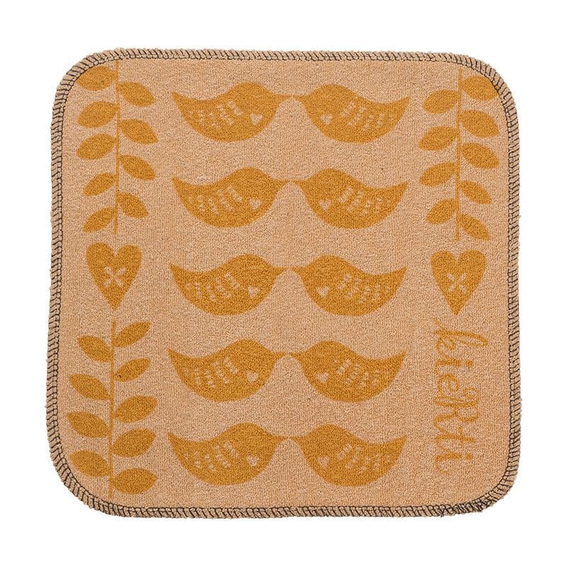 Kiertin Hamppuinen tiskirätti Sydänkäpyset, jossa vaaleankeltaisella/persikkaisella pohjalla lämpimän keltaisia lintupareja, lehtiä ja sydämiä. 