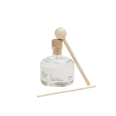 Hetkinen-huonetuoksu 'Pine Forest' kaunissa 100ml lasipullossa. 