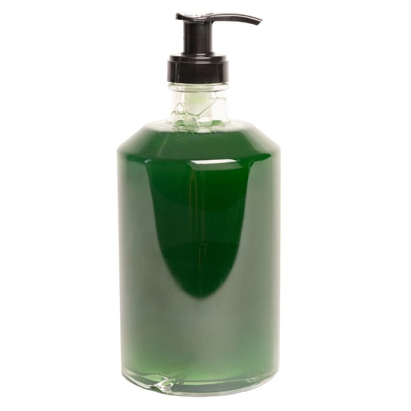 Hetkinen nestemäinen syvän vihreä käsisaippua 'Metsä' kirkkaassa pumppupullossa.