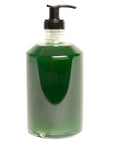 Hetkinen nestemäinen syvän vihreä käsisaippua 'Metsä' kirkkaassa pumppupullossa.