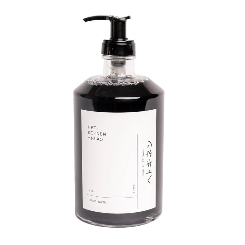 Hetkinen nestemäinen mustaakin mustempi käsisaippua 'Sisu' kirkkaassa pumppupullossa, jossa tyylikäs valkoinen etiketti.