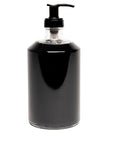 Hetkinen nestemäinen mustaakin mustempi käsisaippua 'Sisu' kirkkaassa pumppupullossa.