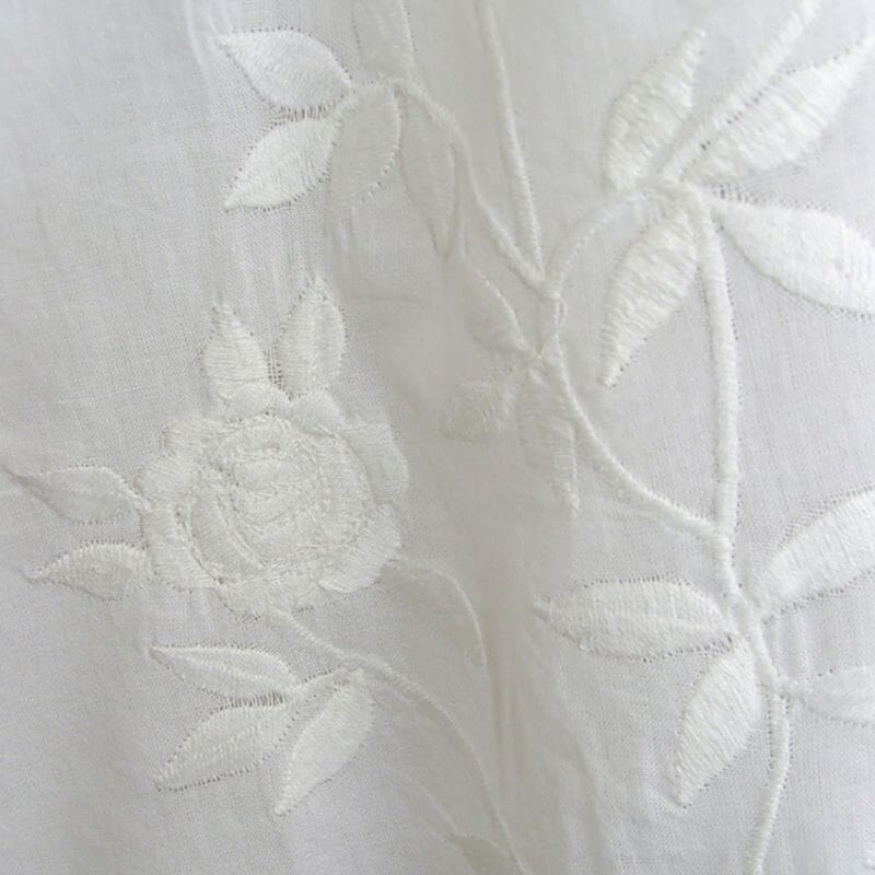 Yksityiskohta Joanna naisten yöpaidan kuvioinnista brändiltä Powell Craft. 