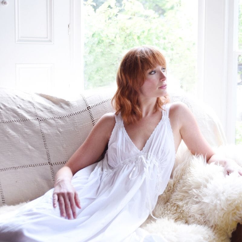 Powell Craft Joanna-mallinen naisten hihaton puuvillayöpaita punahiuksisen naisen yllä.