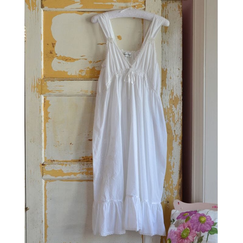 Powell Craft Joanna naisten puuvillainen yömekko ripustettuna hengariin vanhan puisen oven reunalle.