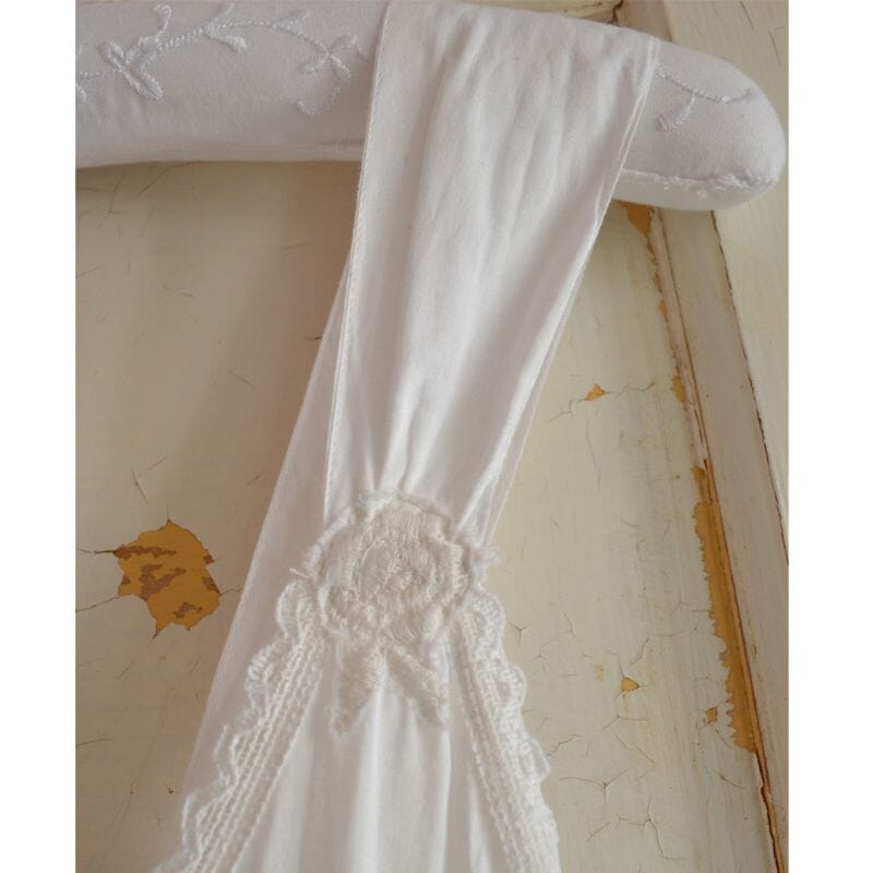 Yksityiskohta Joanna naisten yöpaidasta brändiltä Powell Craft. 