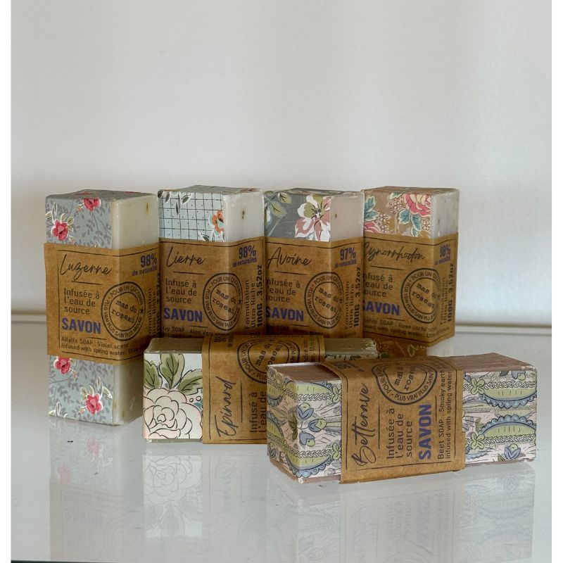 Mas Du Roseaun kasviuutteilla rikastetut 6 erilaista palasaippuaa kauniissa kukkakuvioisissa paperikääreissä.