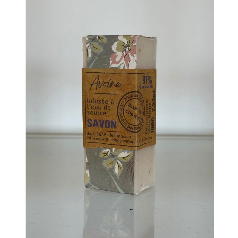 Mas du Roseaun kasviuutteilla rikastettu , hellästi kuoriva kaura-palasaippua kauniissa kukkakuvioisessa paperikääreessä.