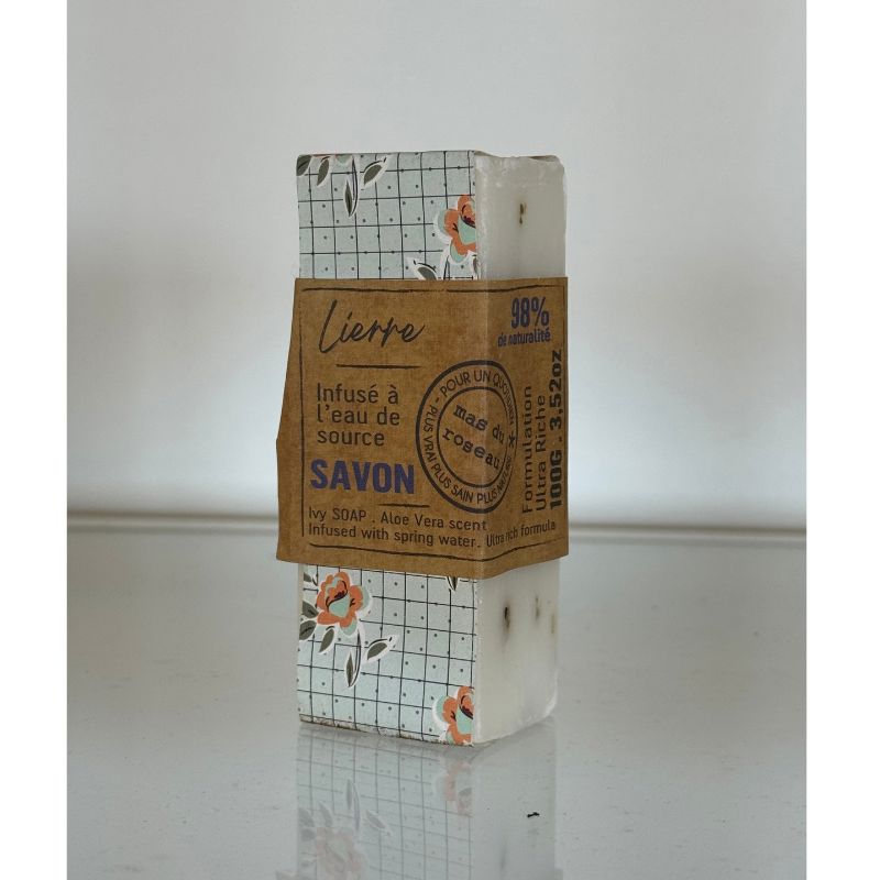 Mas du Roseaun kasviuutteilla rikastettu, puhdistava muratti-palasaippua kauniissa kukka- ja ruutukuvioisessa paperikääreessä.