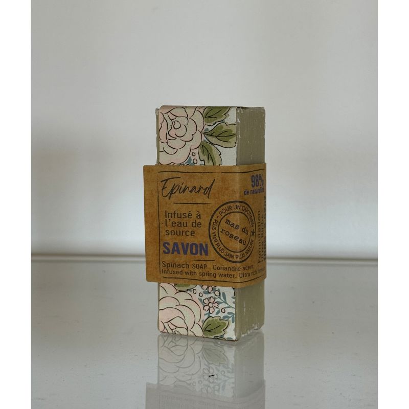 Mas du Roseaun Kasviuutteilla rikastettu, vitamiinipitoinen pinaatti-palasaippua kauniissa kukkakuvioisessa paperikääreessä.