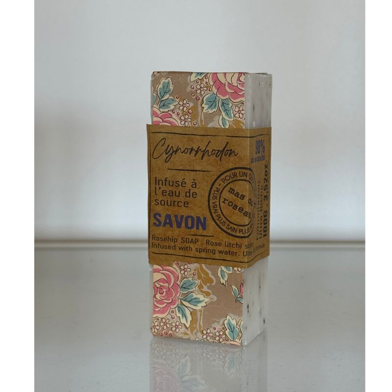 Mas du roseaun kasviuutteilla rikastettu heleyttävä ruusunmarja-palasaippua kauniissa kukkakuvioisessa paperikääreessä.