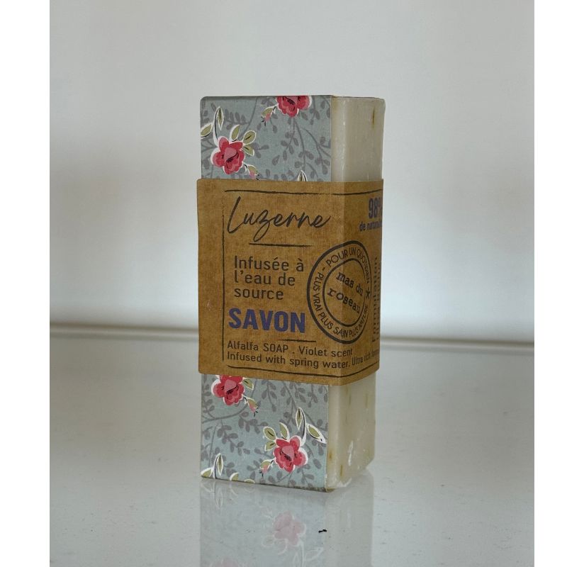 Mas du Roseaun kasviuutteilla rikastettu, elvyttävä sinimailanen-palasaippua kauniissa kukkakuvioisessa paperikääreessä.