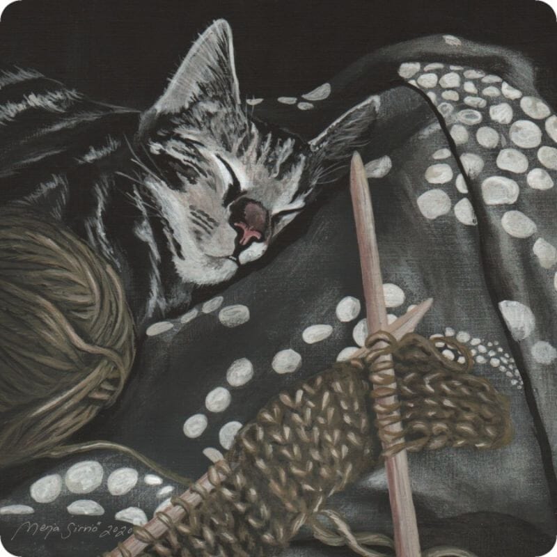 Merja Sirviö Artin Kehrääjä -taidekortissa tyytyväisen näköinen harmaaraitainen maatiaiskissa lepää katsojan sylissä villalankakerän ja vasta aletun noulontatyön vieressä. Kissan ja neuloksen alla on pilkullinen hamekangas.
