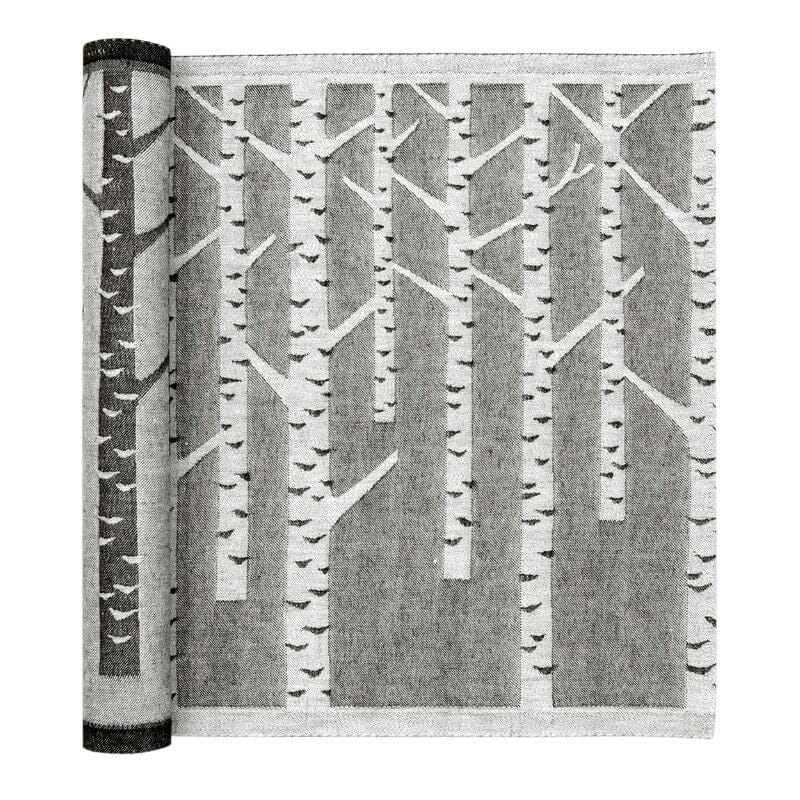Lapuan Kankureiden KOIVU-kuosi laudeliina, koko 46 x 150 cm – valko-musta, Marja Rautiaisen suunnittelema pitkä ja tyylikäs saunatekstiili koivumetsäkuosilla.