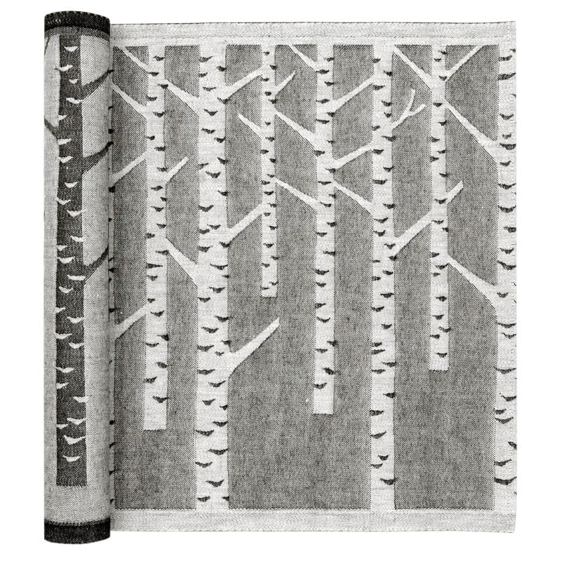 Lapuan Kankureiden KOIVU-kuosi laudeliina, koko 46 x 200 cm – valko-musta, Marja Rautiaisen suunnittelema pitkä laudeliina, jossa on ajaton koivukuosi ja pohjoismainen ilme.