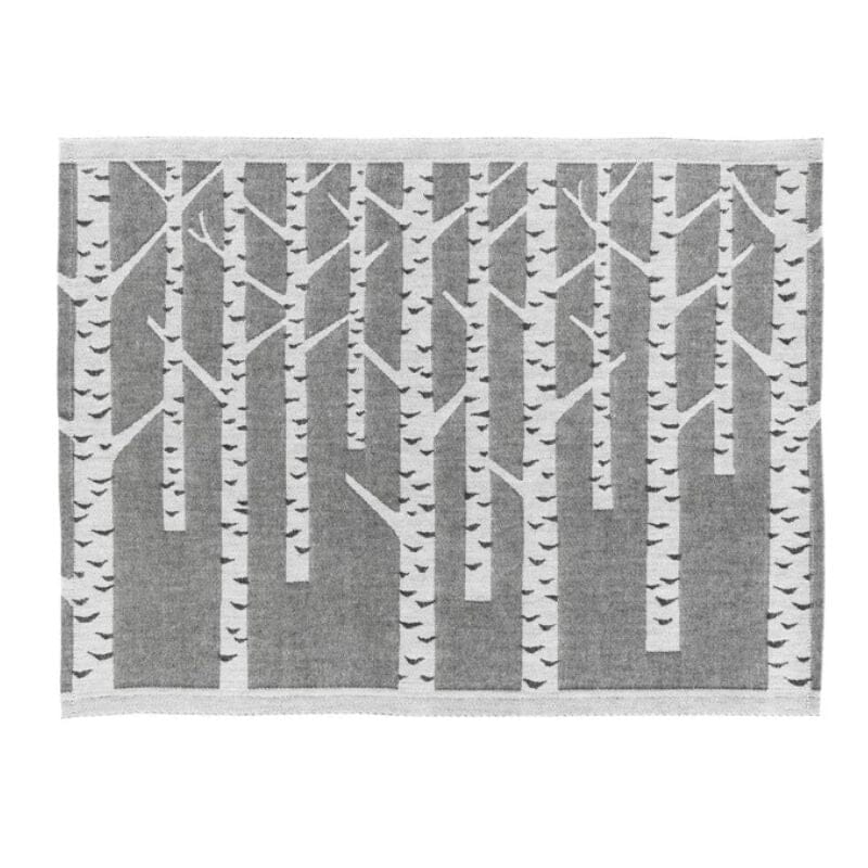 Lapuan Kankureiden KOIVU-kuosi laudeliina, koko 46 x 60 cm – valko-musta, Marja Rautiaisen suunnittelema selkeä ja ajaton saunatekstiili, jossa on koivumetsäaiheinen kuosi.