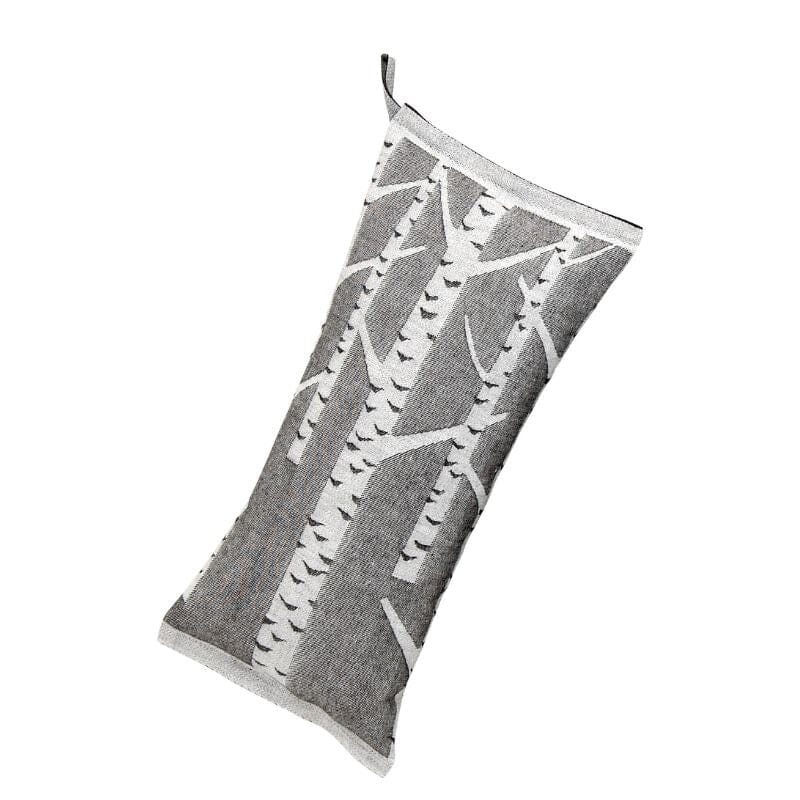 Lapuan kankurit Koivu-saunatyyny, sävyssä valko-musta, jossa harmaalla pohjalla valko-harmaita koivunrunkoja.