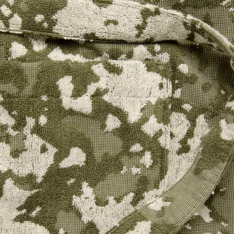 Yksityiskohjta 'Korto' -kylpytakista brändiltä OAS. 