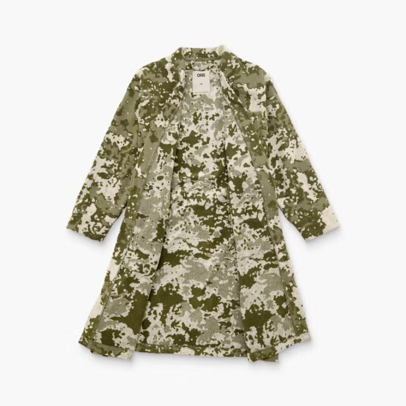 Vihreä  polvipituinen 'Korto' -aamu-/kylpytakki, valmistettu paksusta jacquard-kudotusta froteekankaasta, jossa on abstrakti maastokuvio brändiltä OAS koossa L/XL. 