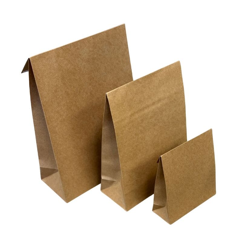 Lahjapussi naturel, eli luonnollinen ruskea,  kolmessa eri koossa, valkoisella taustalla.