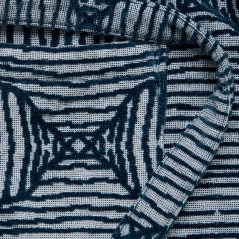 Yksityiskohta Longo-kylpytakista brändiltä   OAS. 