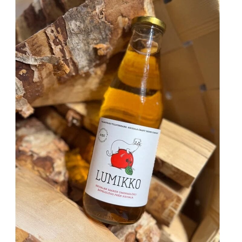 Heisala Craftin Lumikko alkoholiton omenaglögi 0.75L halkokorissa. Veikeän glögipullon etiketissä ihastuttaa punaisen omenan päällä poseeraava soma lumikko.