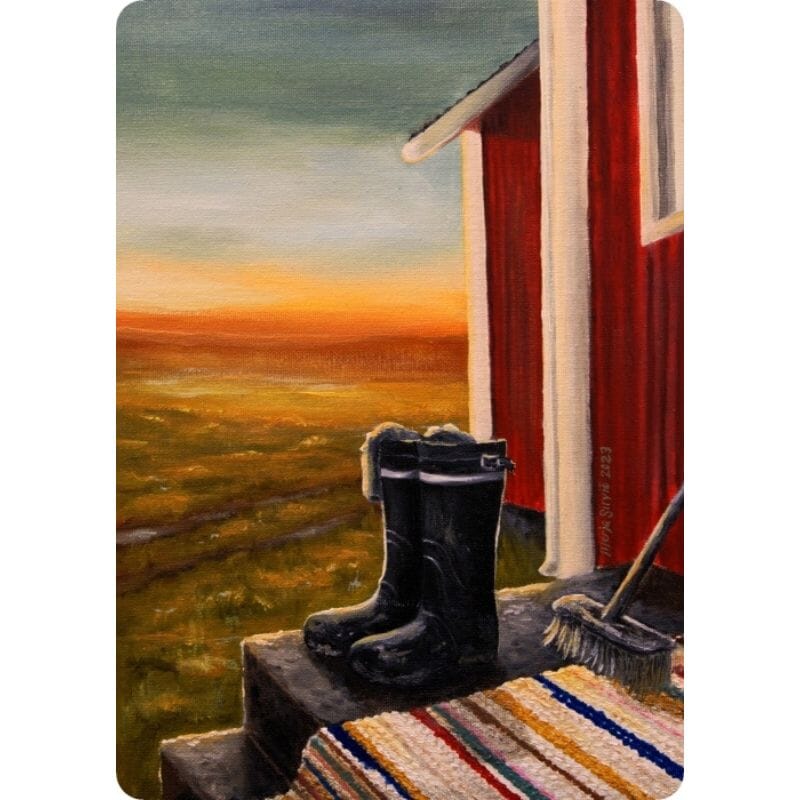 Merja Sirviö Artin Luoksenne jään -taidekortissa seisovat Nokian mustat kumisaappaat punaisen tuvan portailla. Portaita koristaa perinteinen räsymatto, seinään nojaa harja ja taustalla syksyisen suon takana loimottaa kultainen auringonlasku.