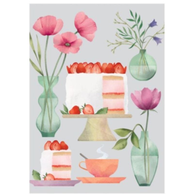 Annariikka Qvistin Mansikoista Makea Kakku -postikortissa ihastuttaa korkea mansikkakakku, kukkamaljakot ja höyryävä kahvikuppi harmaalla taustalla.