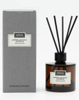 Osmian Appelsiininkukka-huonetuoksun lahjapakkaus, johon kuuluu 250ml tyylikäs ruskea lasipullo, mustat tuoksutikut ja harmaa pahvipakkaus.