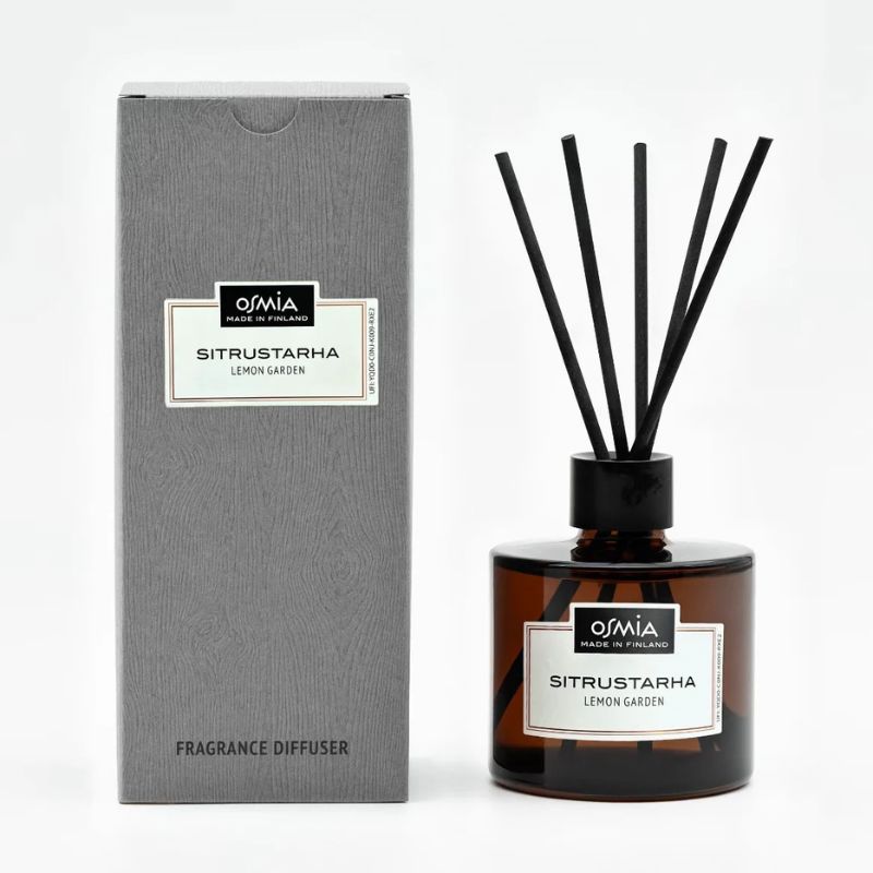 Osmian Sitrustarha-huonetuoksun lahjapakkaus, johon kuuluu 250ml tyylikäs ruskea lasipullo, mustat tuoksutikut ja harmaa pahvipakkaus.
