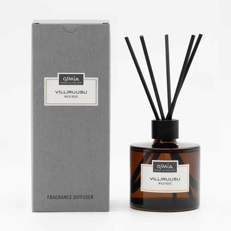 Osmian Villiruusu-huonetuoksun lahjapakkaus, johon kuuluu 250ml tyylikäs ruskea lasipullo, mustat tuoksutikut ja harmaa pahvipakkaus.