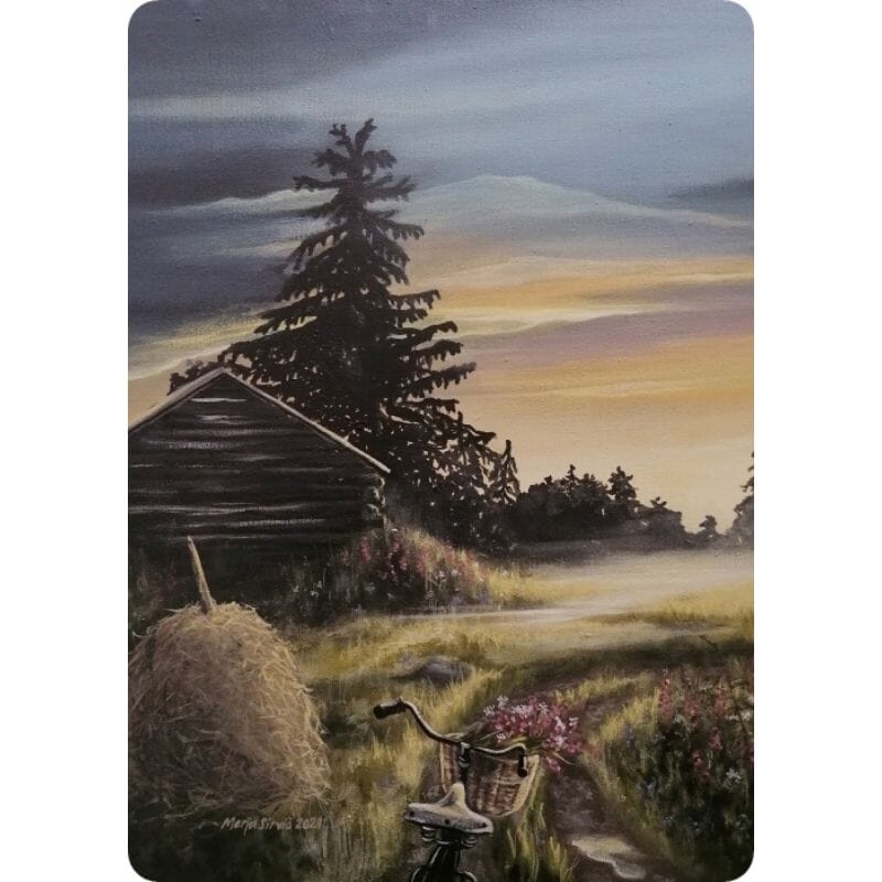 Merja Sirviö Artin Paluu lapsuusmaisemiin -taidekortissa usva leijuu loppukesän peltomaiseman yllä. Kuvan vasemmassa laidassa seipäälle kuivumaan nostettua heinää, lato ja ladon takana kuusimetsää.  Kuvan etualalle on parkeerattu mummpopyörä, jonka rottinkisesta korista pursuaa vaaleanpunaisia kukkia. Taustalla pastellisävyiset pilvet muistuttavat tuntureita.