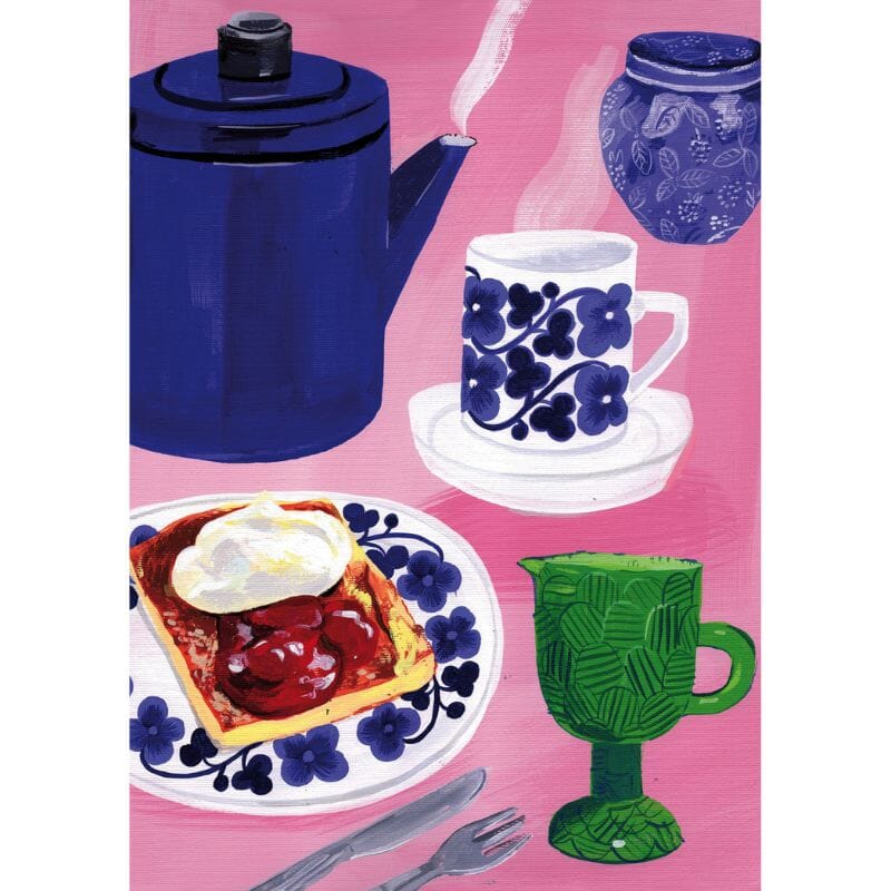 Kehvola Designin Pannukakku-postikortti jonka maalatussa kuvituksessa pinkillä pöydällä pannukakku hillolla ja kermavaahdolla sekä höyryävä kahvi ihanissa suomalaisissa mummonaikaisissa designastioissa.