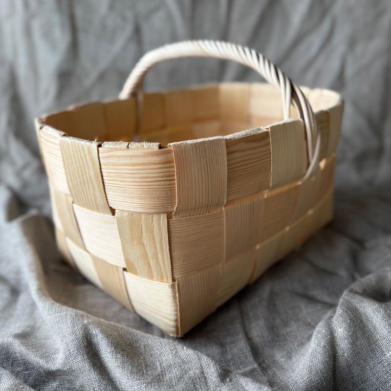 Perinteinen ja luonnollinen suorakaiteen mallinen pärekori. Käsittelemätön männyn päre on ajattoman kaunis. Kahva on punottu vahvaksi ja ergonomiseksi. 