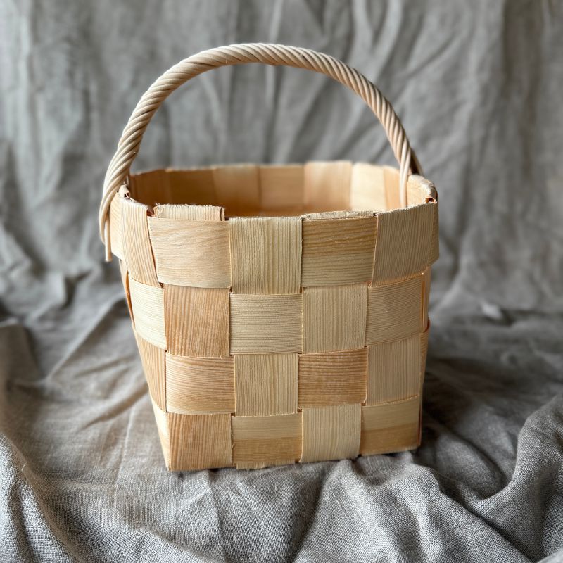 Käsittelemätön pärekori – neliöpohjainen, pyöreäsuinen muotoilu luo pehmeän ja perinteikkään ilmeen.