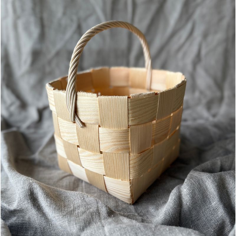 Iso käsintehty pärekori käsittelemättömästä vaaleasta männystä – perinteinen suomalainen säilytyskori kodin käyttöön